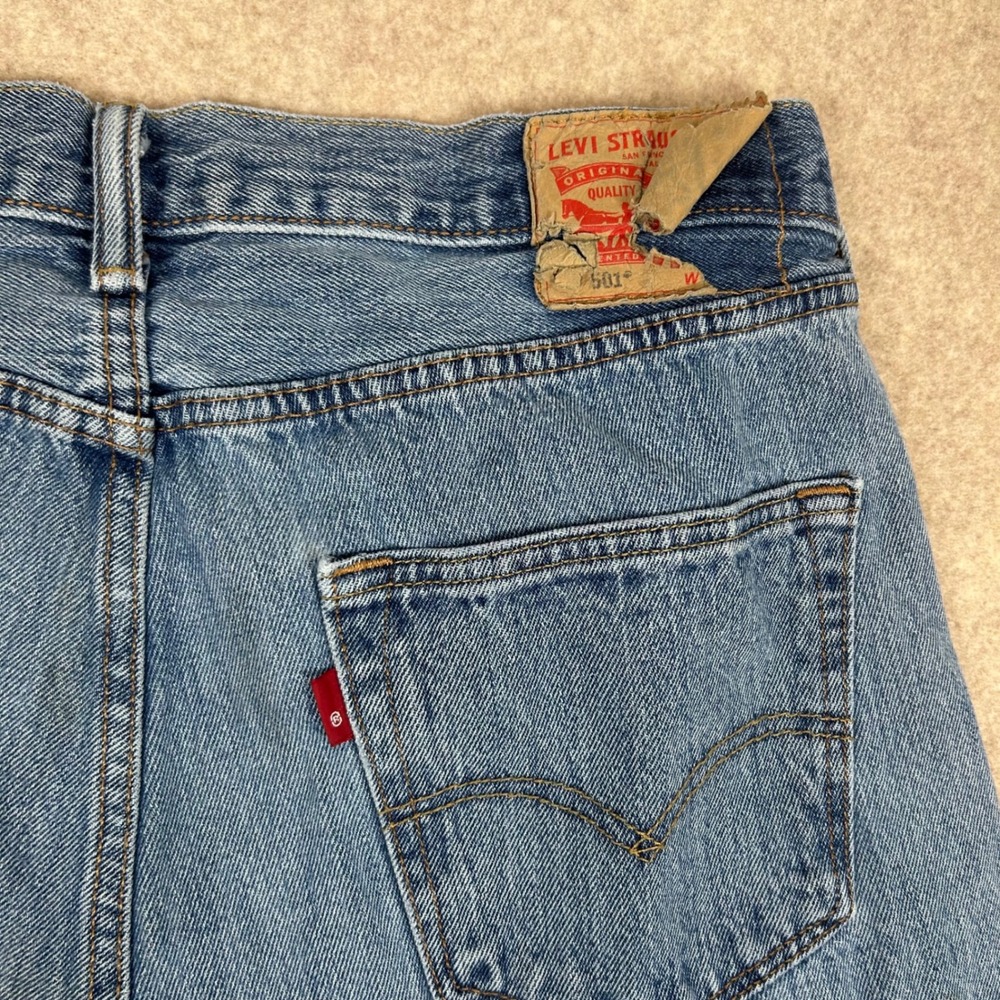 Levi's 501 Original Fit Jeans Mens W34 L30 Blue Medium Wash Straight Leg - Picture 11 of 11